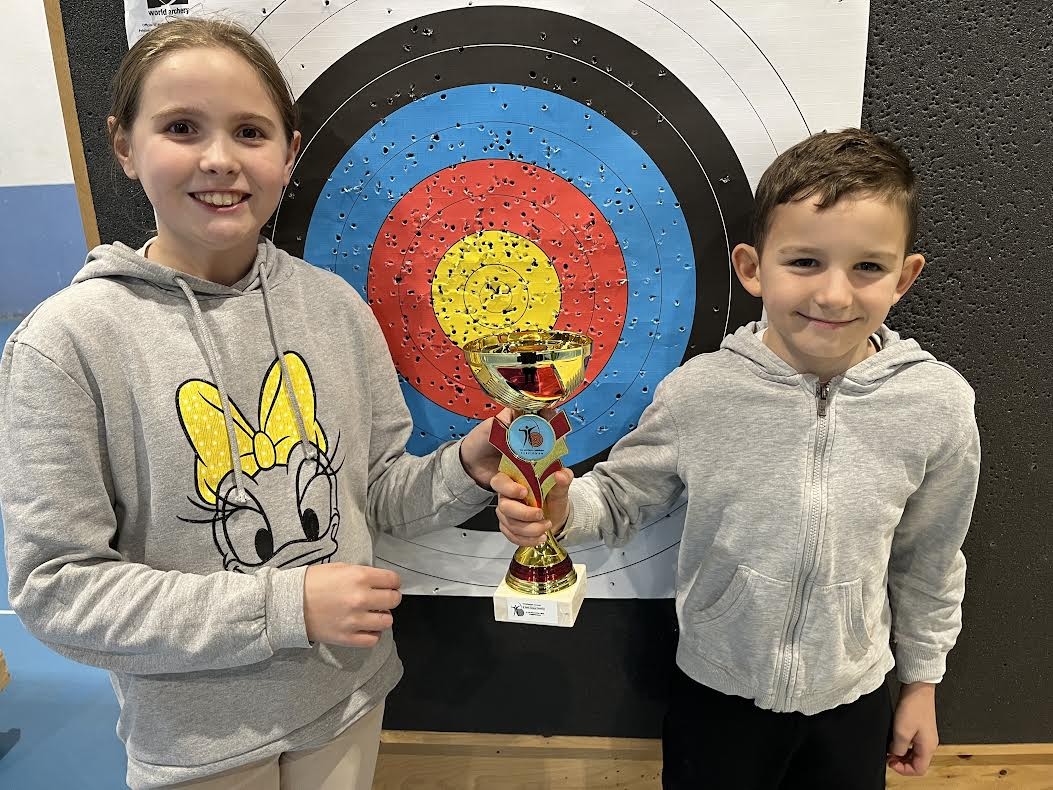 Lylou M remettant la coupe POUSSIN gagnée par Mathéo D à Perpignan le 02/12/23.